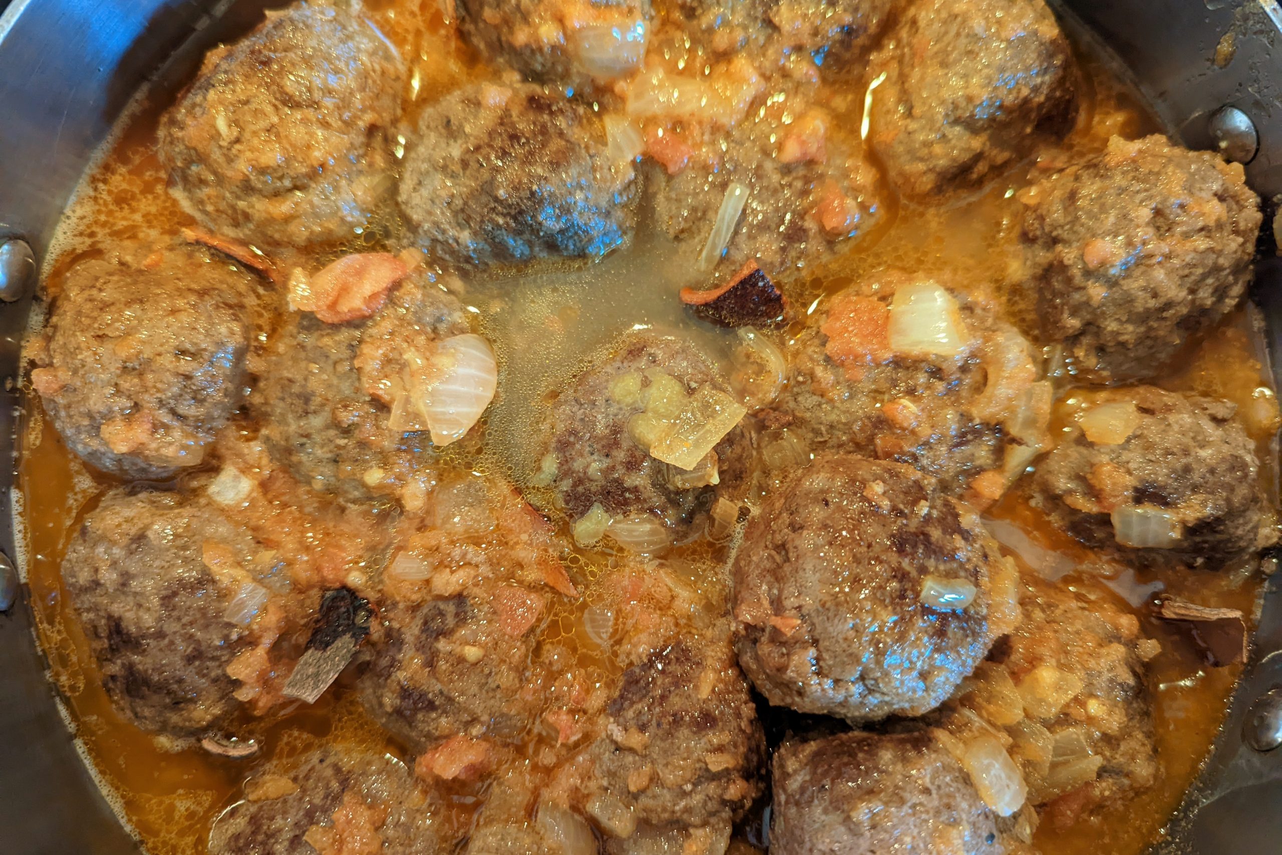 add broth to the meatballs and kefta gravy and simmer until the gravy thickens