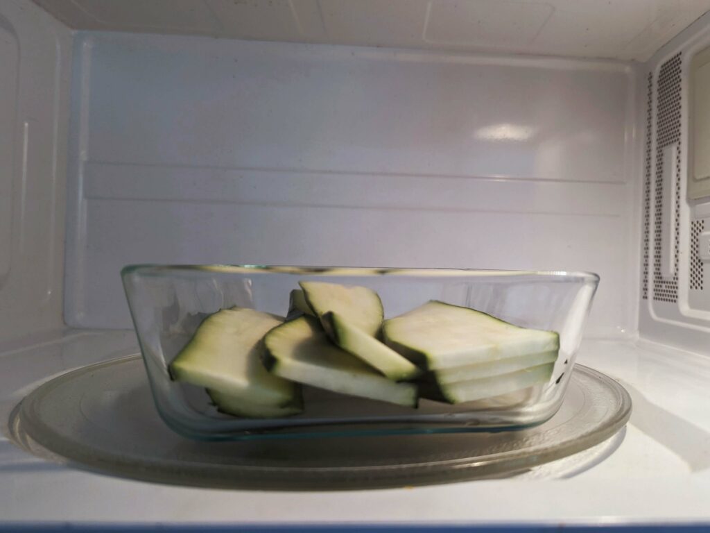 Zucchini strips in the microwave.