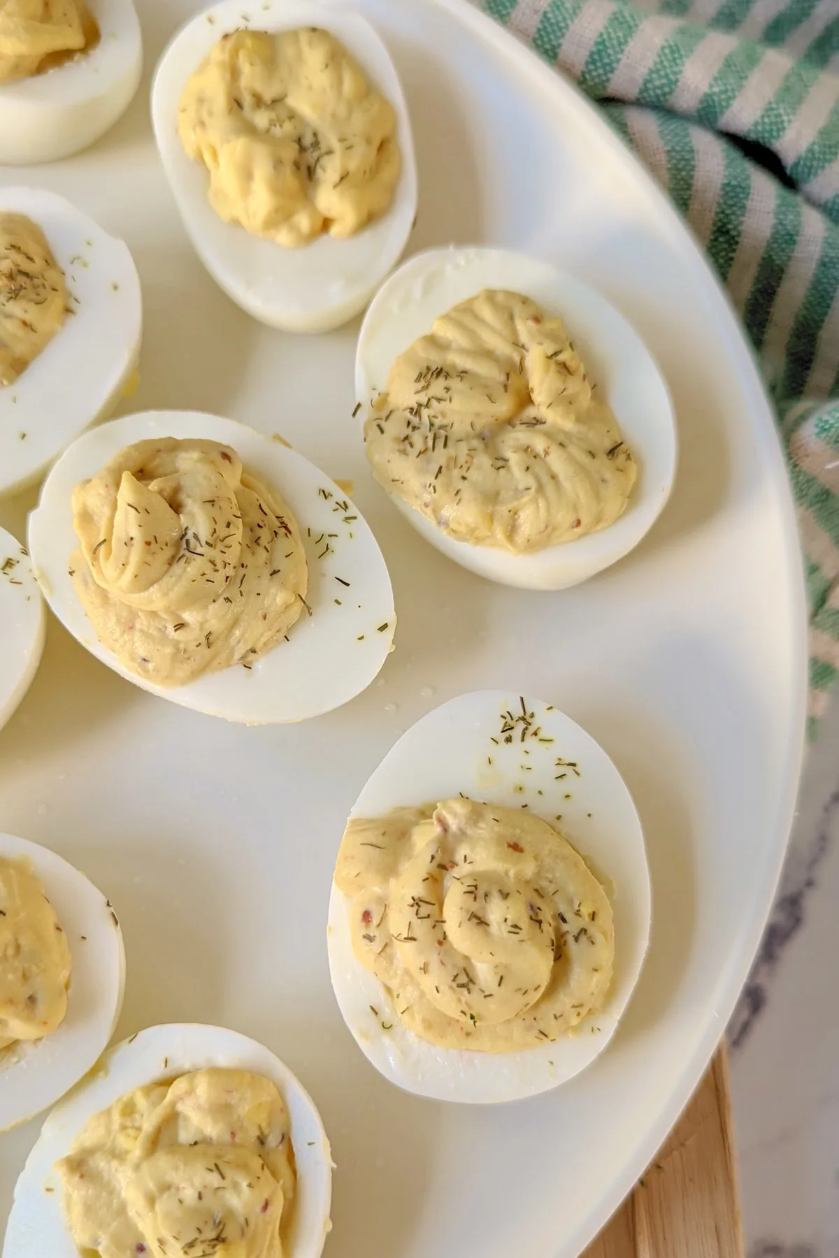 Deviled eggs without vinegar on a plate.