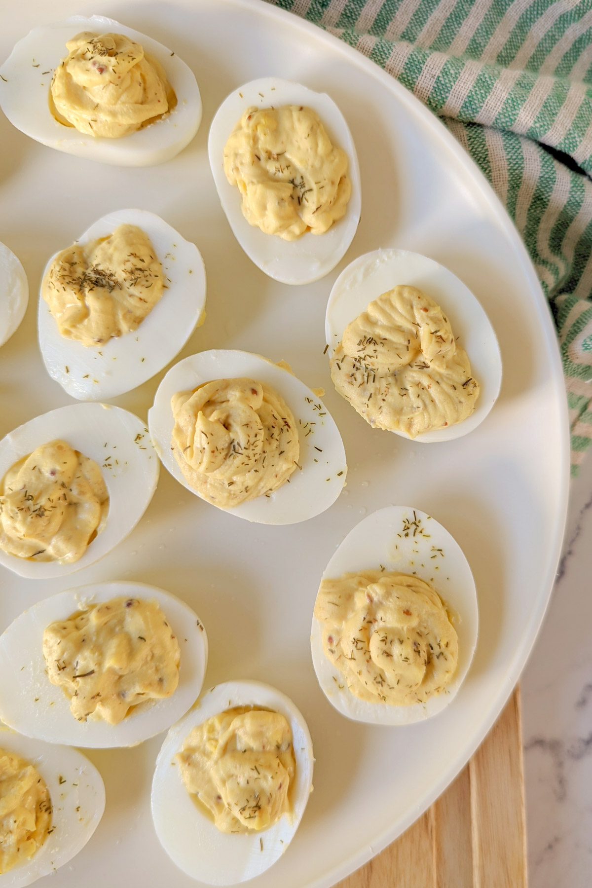 Deviled eggs without vinegar on a plate.