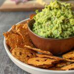 Guacamole without tomato in a bowl.