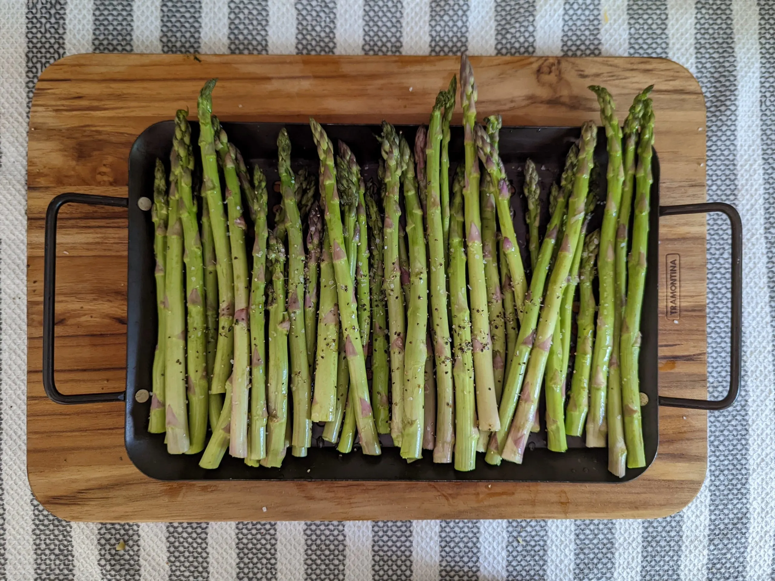 Line the asparagus onto the vegetable basket.