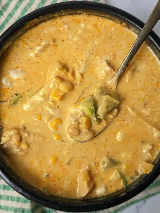 A close up of a bowl of white chicken chili in a bowl.