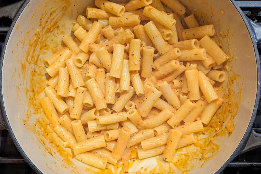 Combine the pasta and vodka sauce in the pan.