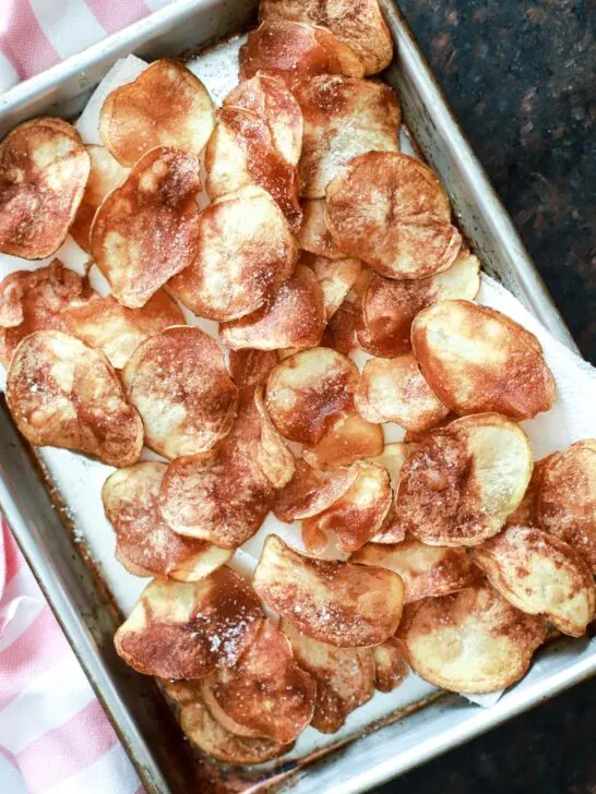 A baking sheet of freshly cooked potato chips. 