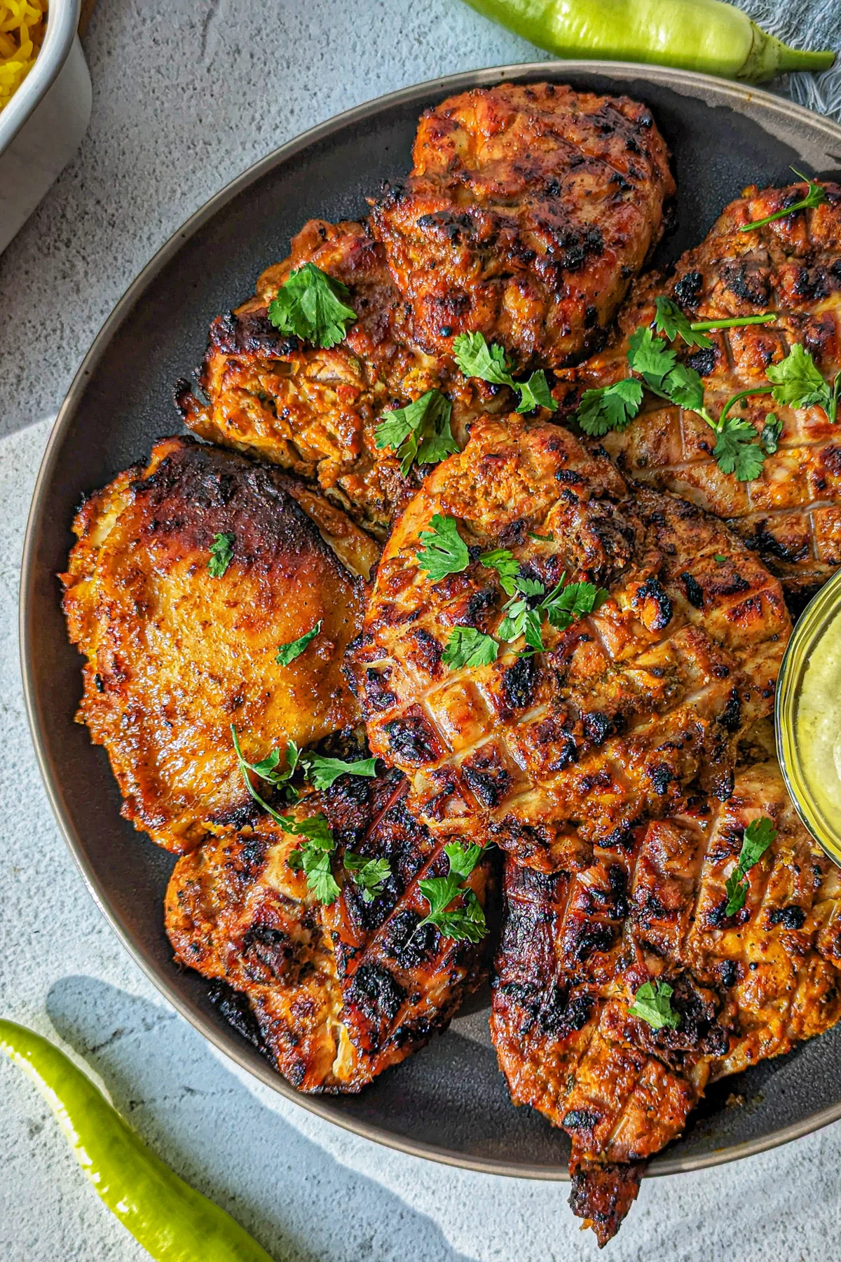 Al faham chicken on a serving plate.