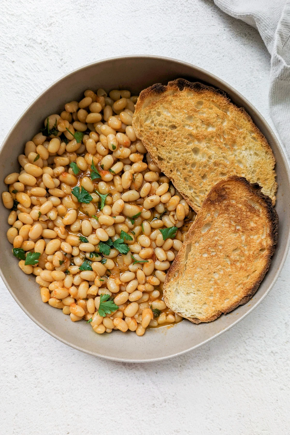 Loubia on a plate with crusty bread.